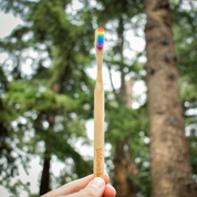 cepillo de dientes de bambú cerdas suaves arcoíris Biobrands natural biodegradable