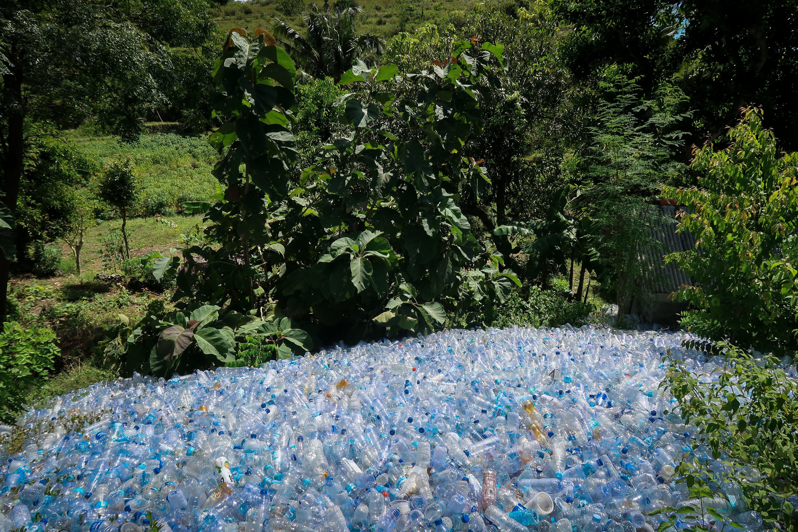 conjunto de botellas en lugar de reciclaje