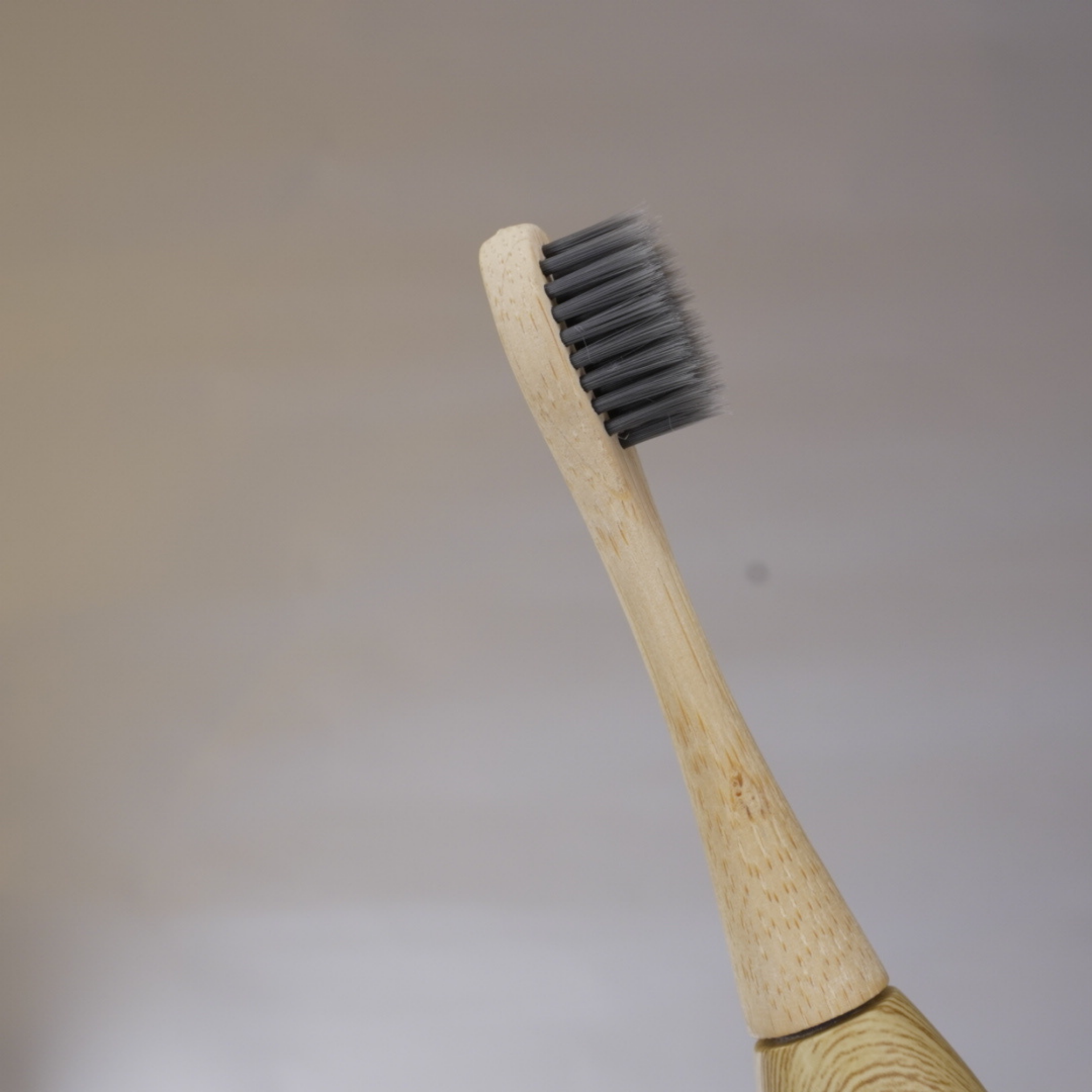 cepillo de dientes eléctrico con cabezal de bambú Biobrands sostenible
