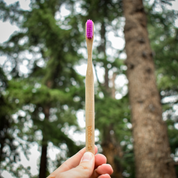 cepillo de dientes de bambú cerdas suaves morado Biobrands natural ecológico biodegradable